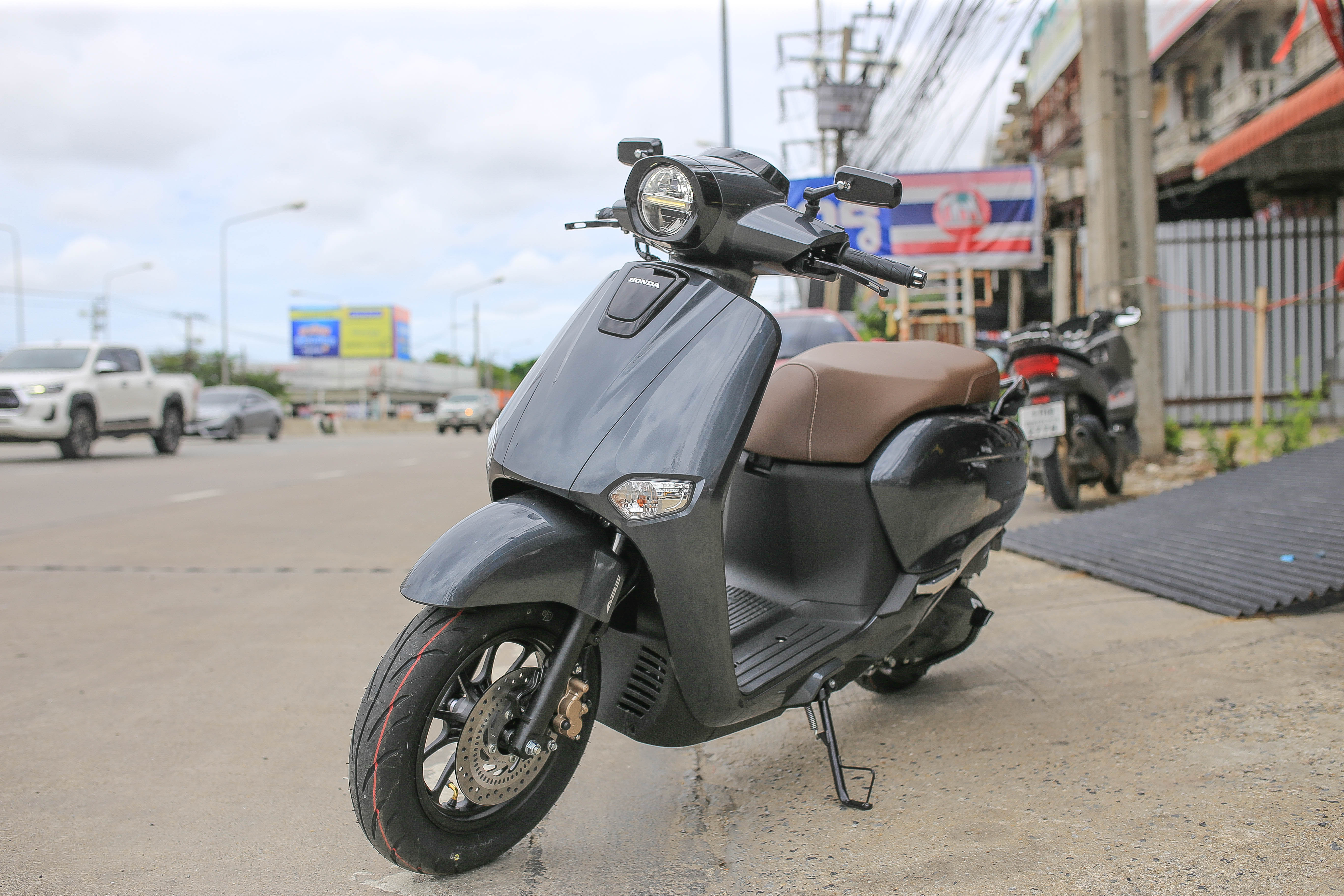 กระจกเหลียมขาสั้น เลนส์ตัดแสง มีสีดำ-สีเงิน ราคา750