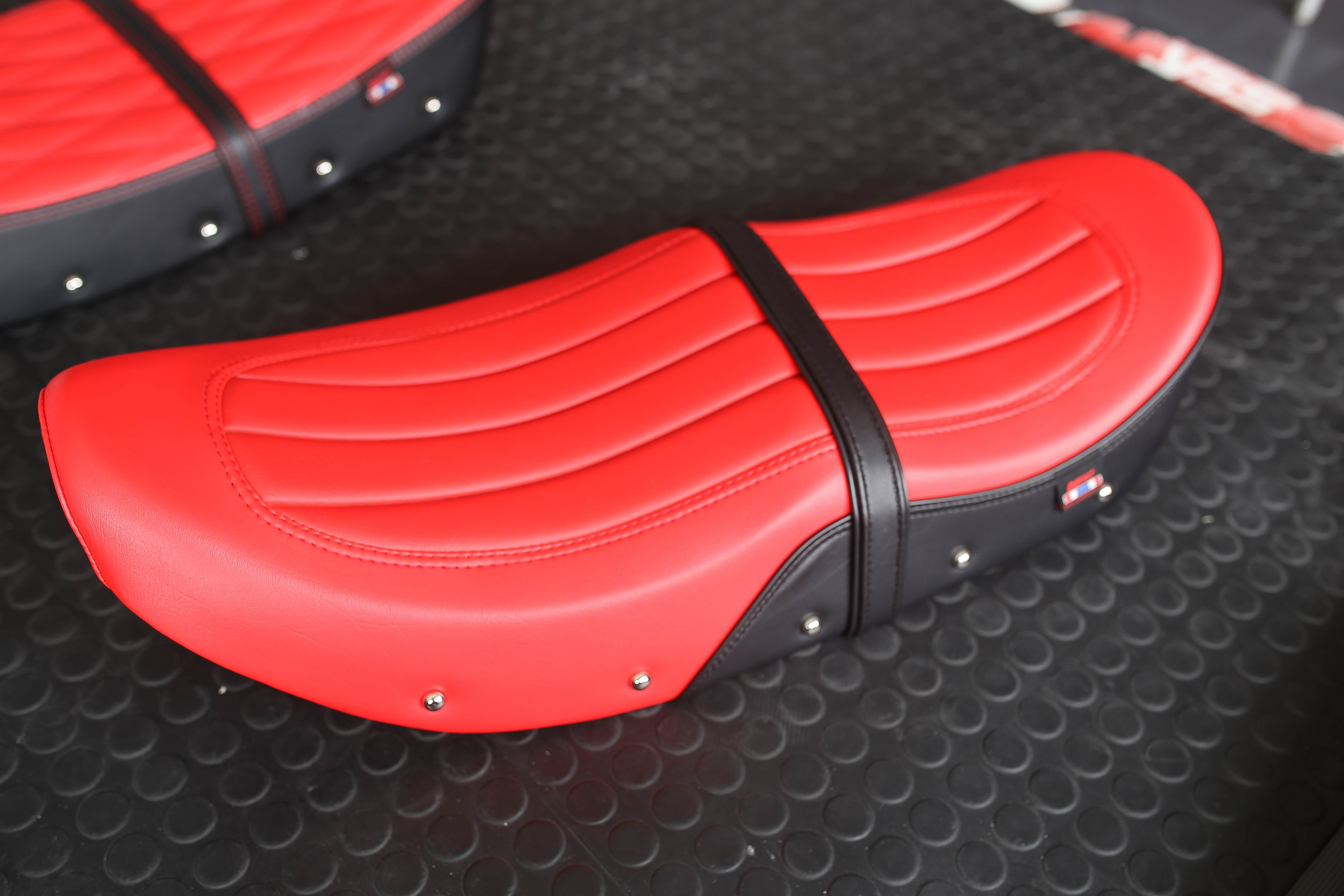 สินค้าใหม่ เบาะ DAX125 หน่อยวัดด่าน มี5สี13ลาย โครงเทียม สวยเข้ารูป