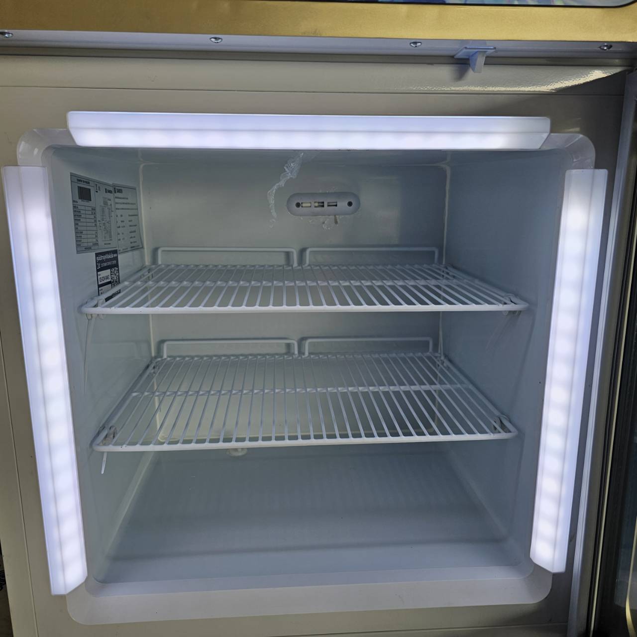 ตู้แช่แข็ง มินิบาร์ชนิดประตูกระจก Sanden (3 cu.ft) รุ่น SNR-0085X