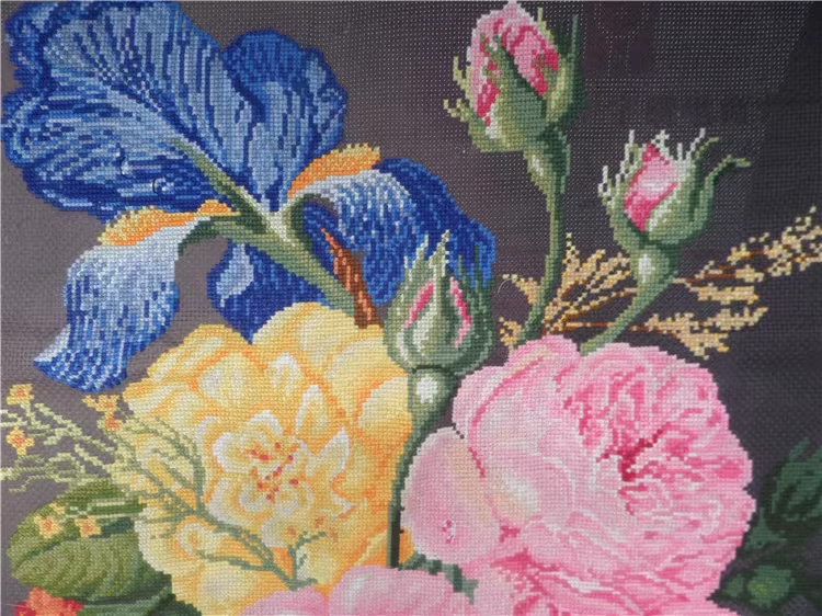 rose-1119 *สินค้าหมด* ชุดปักครอสติช ลายกุหลาบในแจกันแก้ว (3D พิมพ์ลายปักด้านหน้าทั้งหมด ด้านหลังไม่ปัก ไม่มีเดินเส้น ปักครั้งละ 3 เส้นเล็ก) ขนาด 65*75 ซม ผ้าครอสติช 11CTพิมพ์ลายปักบนผ้า ไหมคอตตอน 50 สี ผังลาย เข็ม