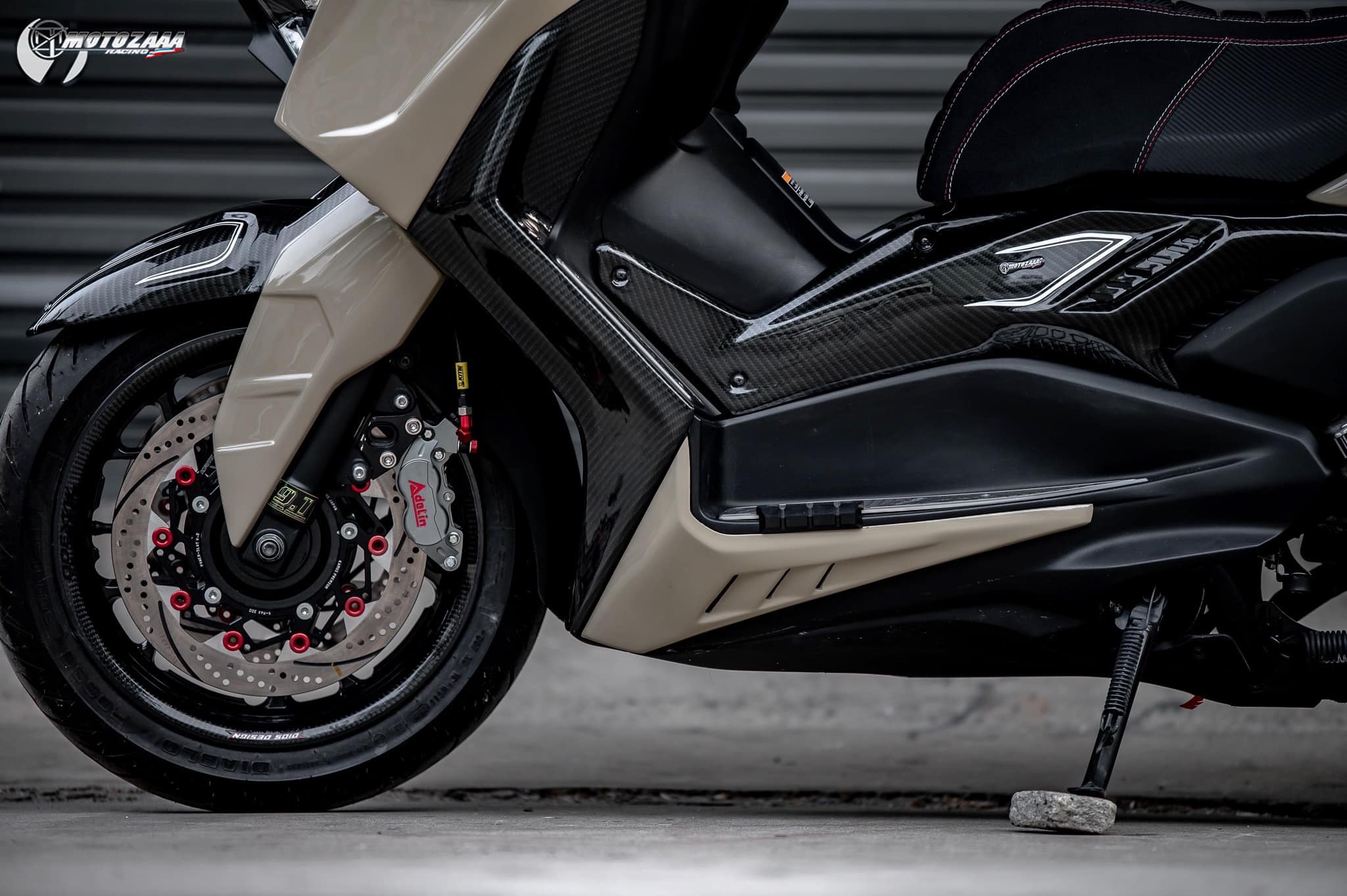 Xmax300 Body kit MotozAAA Body kit 1). ครอบหน้ากากหน้า Front fairing cover 1500฿ 2). ครอบกาบอกซ้าย-ขวา Big side fairing cover 2790฿ 3). ครอบบังโคลนหน้า Front fender cover แบบ3ชิ้น (ชุดเต็ม ) 2100 แบบ2ชิ้น (ข้าง R/L ) 1490฿ ( ลายเคฟล่า +250฿ ) 4). ครอบปีกข