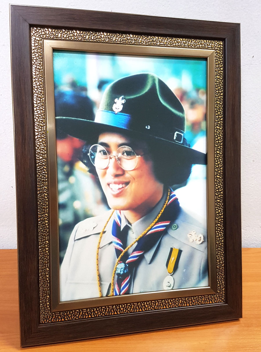 รูปสมเด็จพระเทพรัตนราชสุดาฯ สยามบรมราชกุมารี ทรงฉลองพระองค์ชุดลูกเสือ สุดคลาสสิค