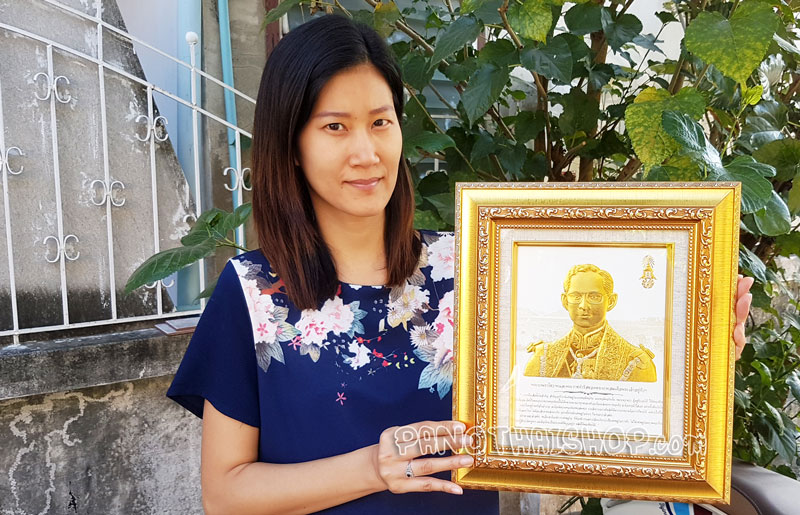 กรอบรูปในหลวงพิมพ์นูน 3 มิติเคลือบทอง ลายทรงพระทรงยศ (ขนาดตั้งโต๊ะ)