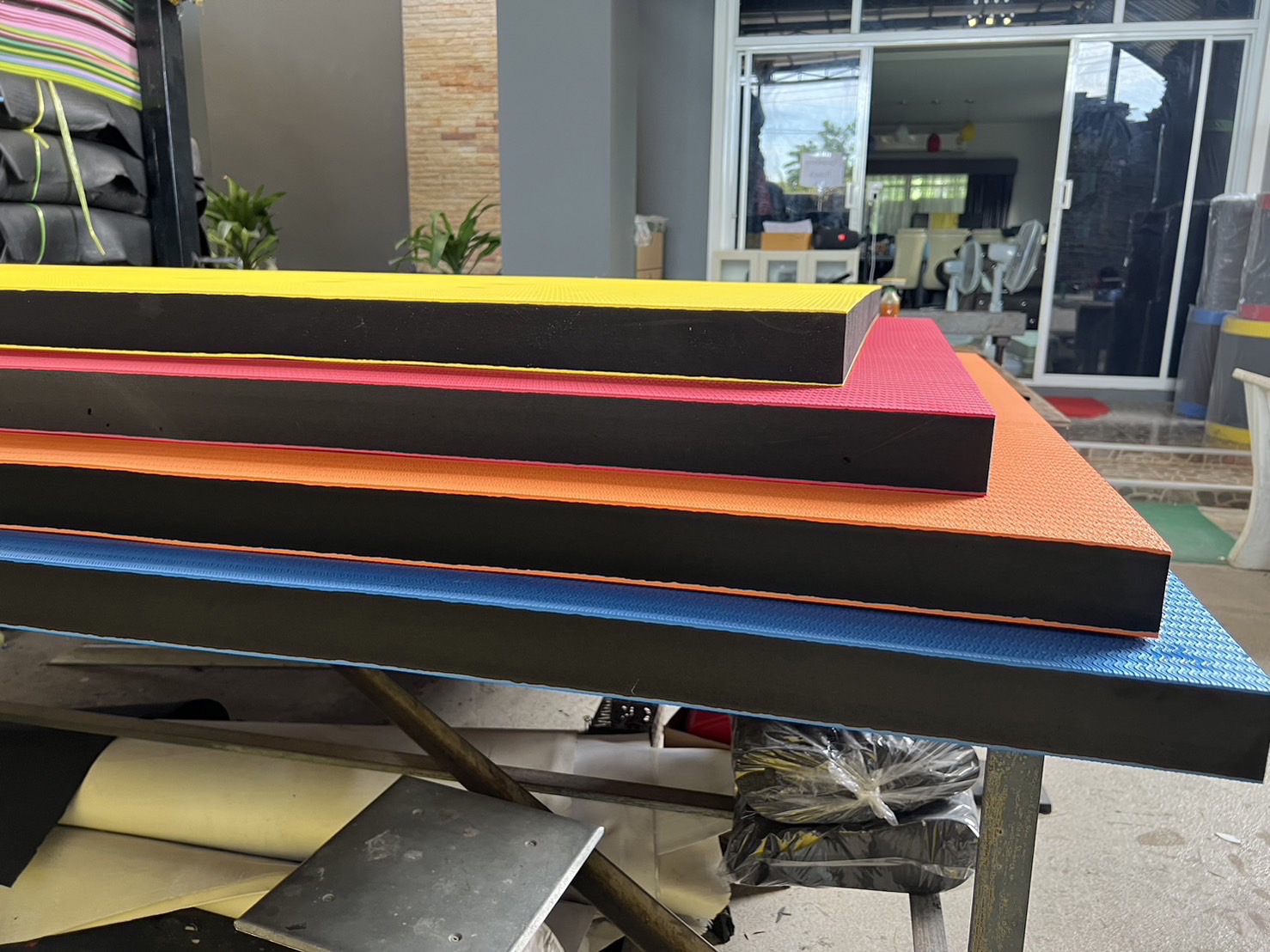 แผ่นยางสีสดต่างๆ หนา60mm. ขนาด130x240cm.