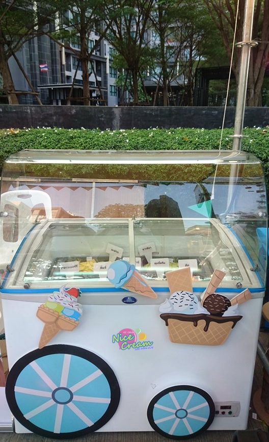 อกงานแจกไอศครีมในนาม บริษัท พลัส พร็อพเพอร์ตี้ จำกัด @ Habito mall วันที่ 16-17 ธ.ค. 2560 งาน Sansiri Market Fest