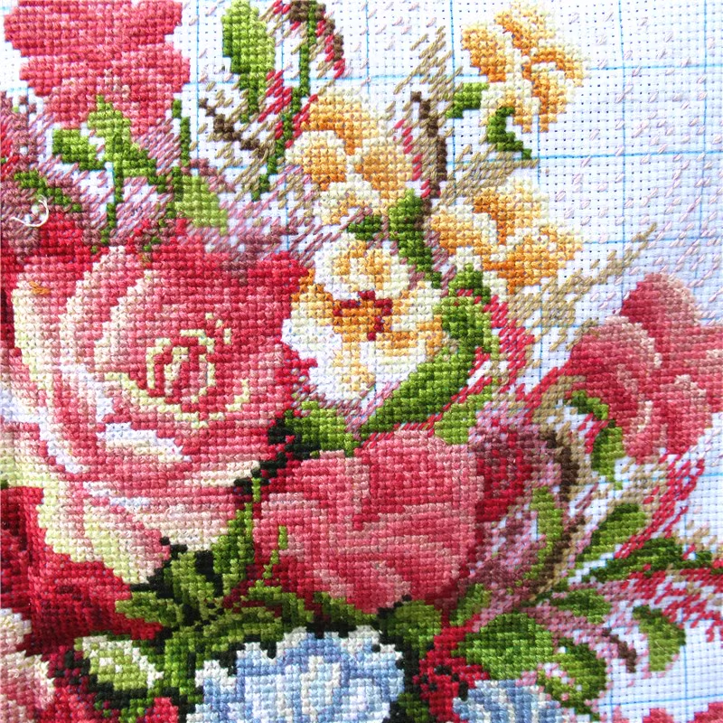 vase-1013 *พร้อมส่ง* ชุดปักครอสติช ลายแจกันดอกไม้หลากสี (ไม่มีเดินเส้น ผ้า11CTพิมพ์ลาย ปัก 3 เส้นเล็ก) ขนาด 60*55 ซม.ผ้าครอสติช 11CTพิมพ์ลายปักบนผ้า ไหมคอตตอน 46 สี ผังลาย เข็ม