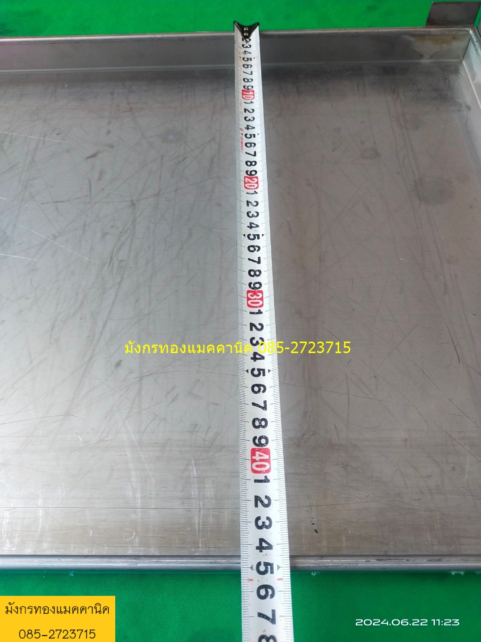 ถาดสแตนเลสแบบหนา ขนาด 45x84 ซม.ขอบข้างสูง 3.5 ซม. มีกั้นมุมเพื่อวางถาดซ้อนกันได้ ไม่มีรูเจาะ มีรอยการใช้งาน