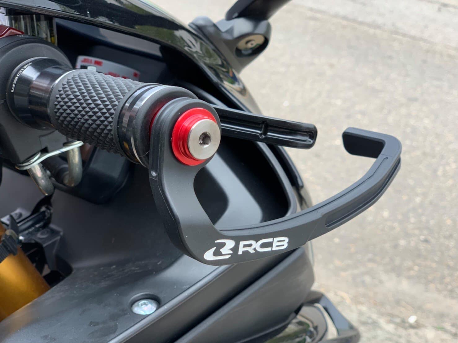 การ์ดมือเบรคข้างขวา GP2 -พื้นผิวด้าน -วัสดุคุณภาพสูง -แข็งแรง ทนทาน สวยงาม -ป้องกันการเบรคโดยไม่ตั้งใจ -ป้องกันการกระแทกมือผู้ขับขี่กับสิ่งรอบข้าง