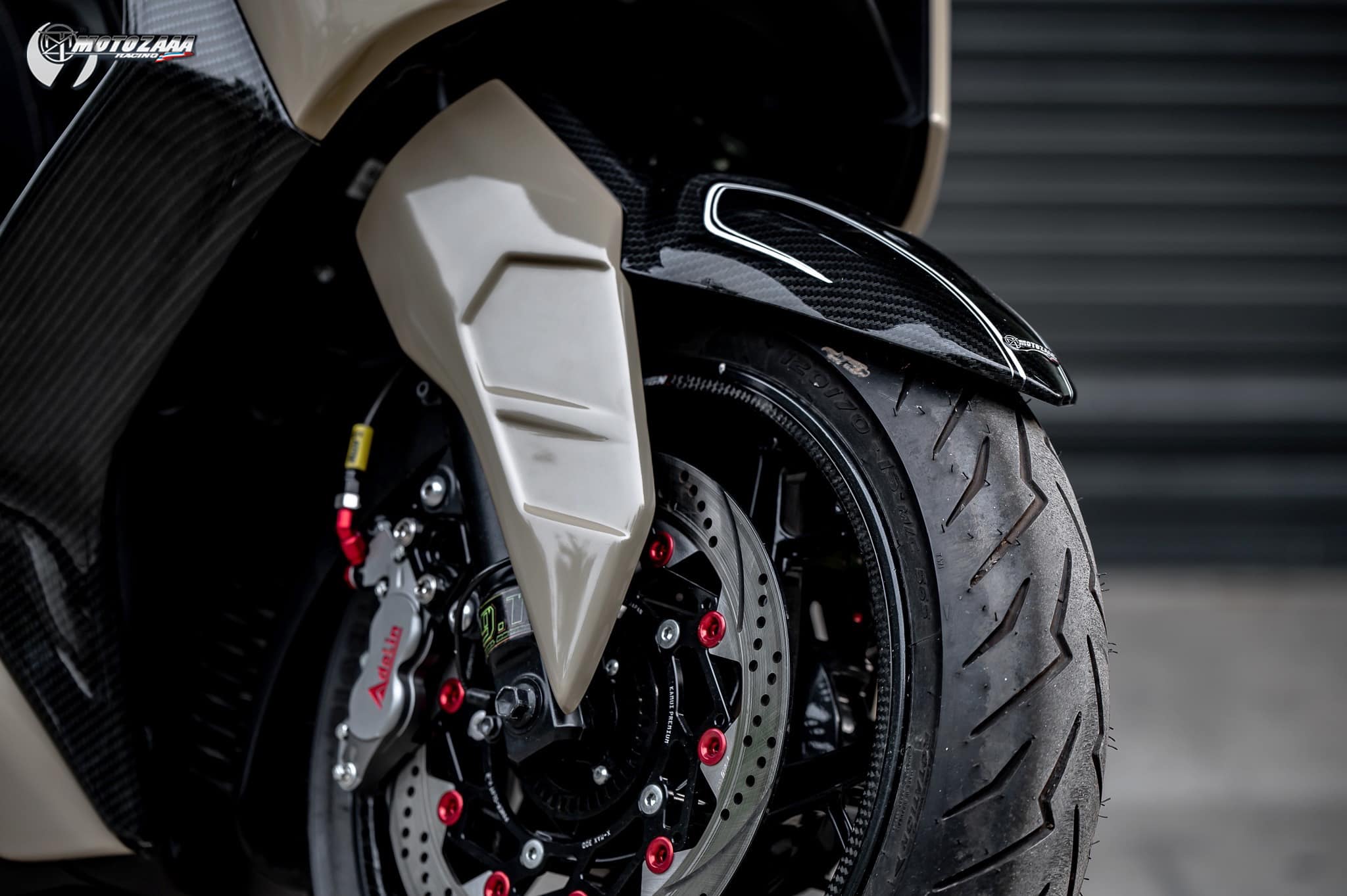 Xmax300 Body kit MotozAAA Body kit 1). ครอบหน้ากากหน้า Front fairing cover 1500฿ 2). ครอบกาบอกซ้าย-ขวา Big side fairing cover 2790฿ 3). ครอบบังโคลนหน้า Front fender cover แบบ3ชิ้น (ชุดเต็ม ) 2100 แบบ2ชิ้น (ข้าง R/L ) 1490฿ ( ลายเคฟล่า +250฿ ) 4). ครอบปีกข