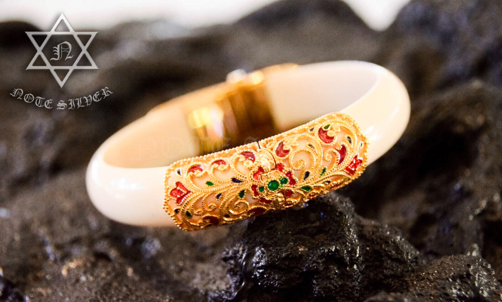 กำไลงาช้าง หุ้มด้วยทองแท้ และลงยา ทรงบานพับ และมีเซฟล็อค 9k GOLD NSYG1410