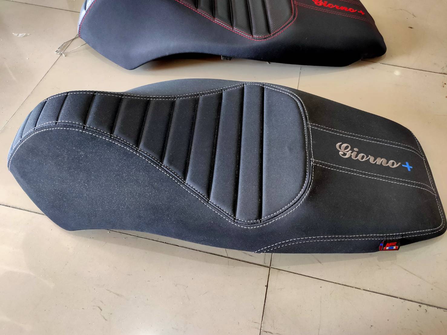 เบาะ Honda Giorno+ โครงเทียม หน่อยวัดด่าน มี 3 สีให้เลือก ดำด้ายแดง ดำด้ายดำ เบาะแดง