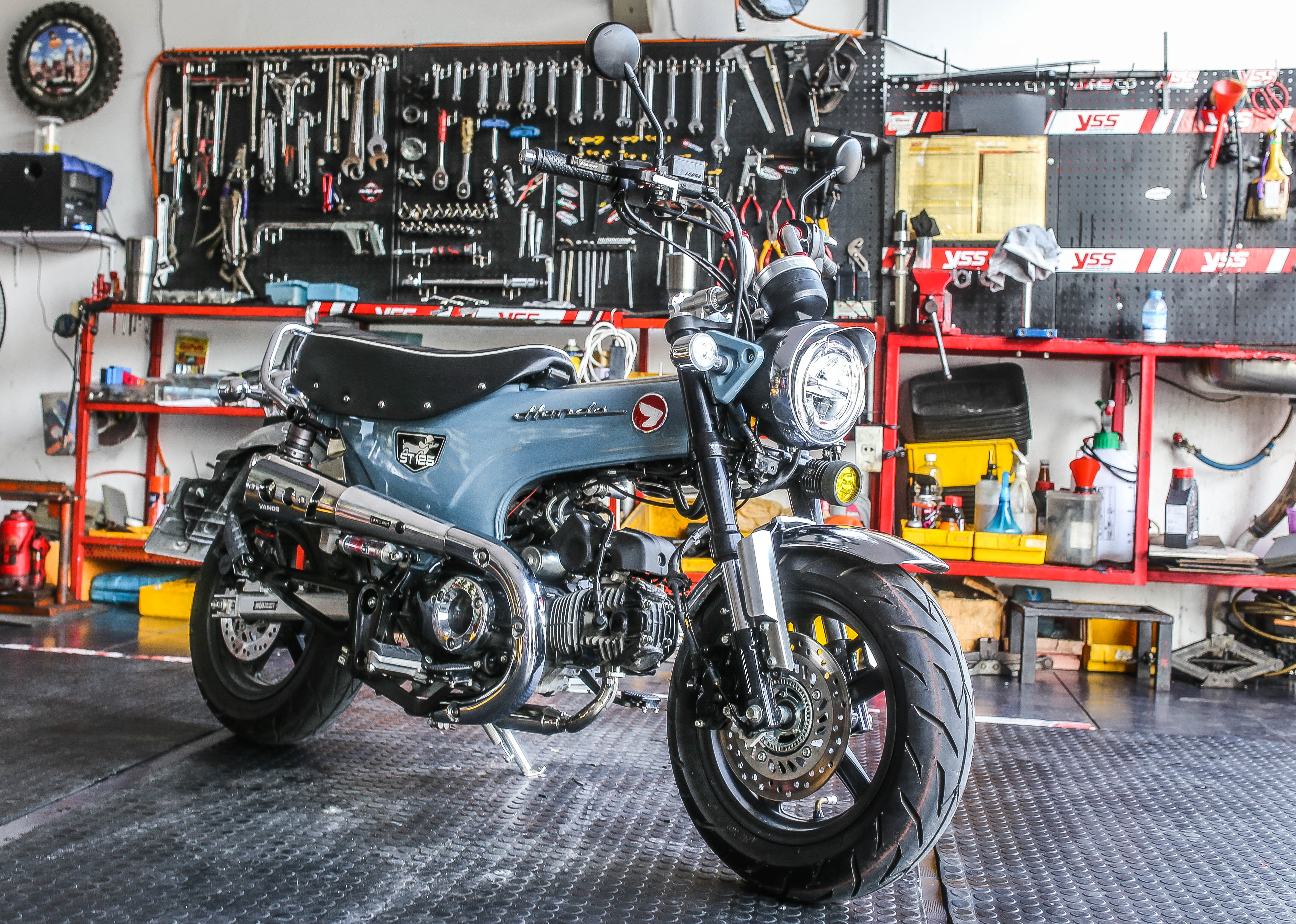 ท่อ DAX125 MotolordD x Vamos ตรงรุ่น เสียง นุ่ม ไพเราะ วัสดุน้ำหนักเบา ให้อัตตราเร่งที่ดี มาพร้อมอุปกรณ์ติดตั้งครบ ท่อมี มอก. ใช้งานได้สบายใจ ท่อ DAX125 VAMOS ราคา 8900 บาท