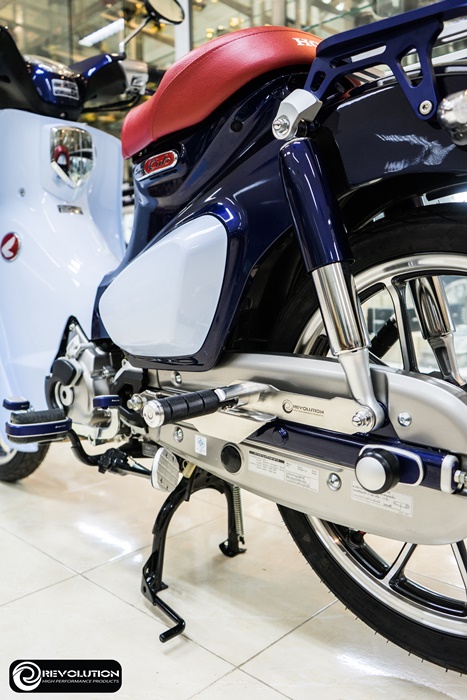 พักเท้า HONDA C125 REVOLUTION แบบไม่เจาะสีเงินชุบ งานหนา3MM มี2สีทีเหยียบดำและเงิน ราคา 2,400 บาท