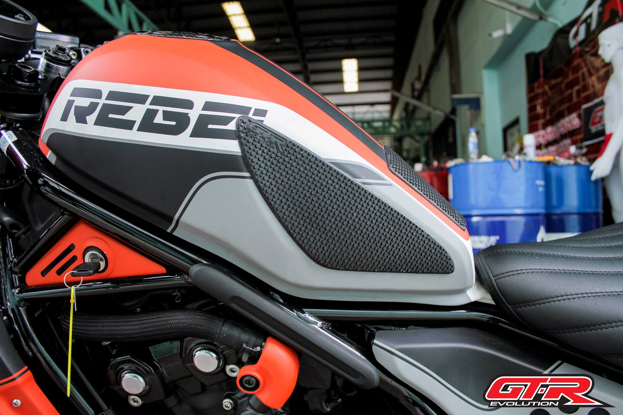 แผ่นกันลื่นข้างถัง GTR ราคา480 HONDA REBEL 300-500