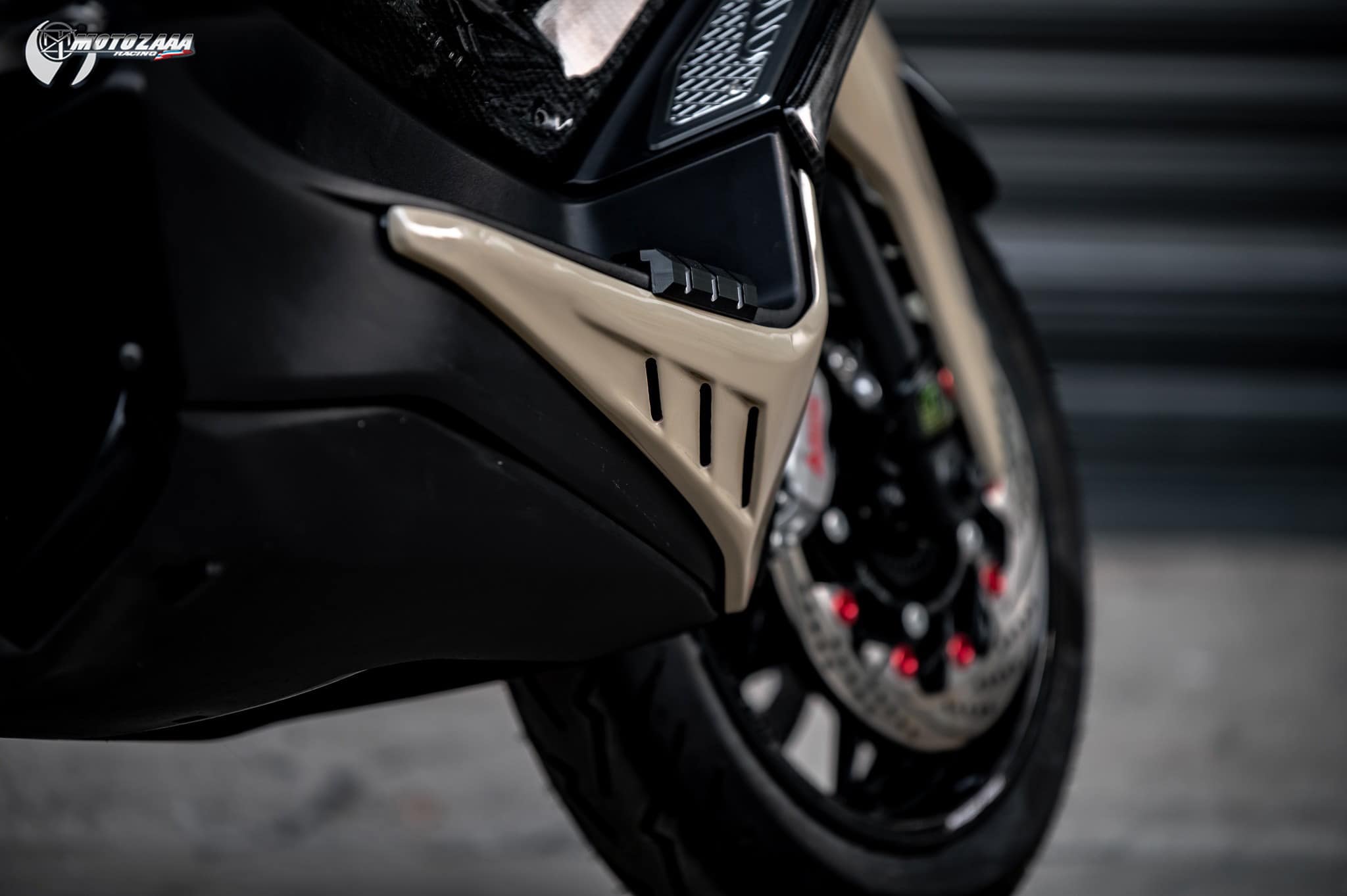 Xmax300 Body kit MotozAAA Body kit 1). ครอบหน้ากากหน้า Front fairing cover 1500฿ 2). ครอบกาบอกซ้าย-ขวา Big side fairing cover 2790฿ 3). ครอบบังโคลนหน้า Front fender cover แบบ3ชิ้น (ชุดเต็ม ) 2100 แบบ2ชิ้น (ข้าง R/L ) 1490฿ ( ลายเคฟล่า +250฿ ) 4). ครอบปีกข