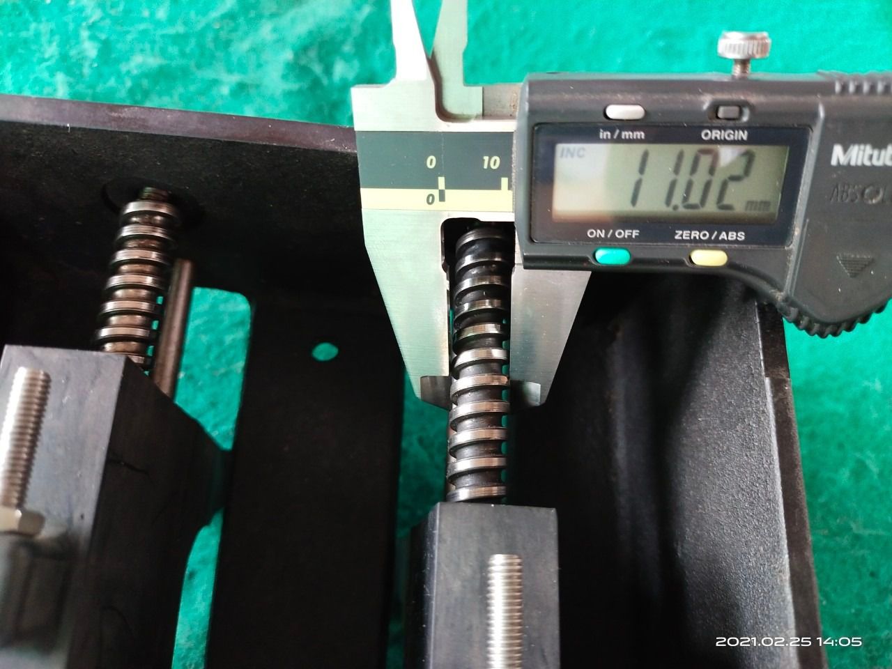 อุปกรณ์เครื่องจักร มีบอลสกรู 2 เส้น มอเตอร์ 2 ตัว โครงอลูมิเนียม