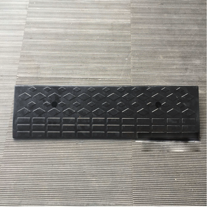 ทางลาดยางปีนฟุตบาท สูง8cm ลึก 24ซม. ยาว 98ซม. หนัก 5.40 kg.รุ่นประหยัด