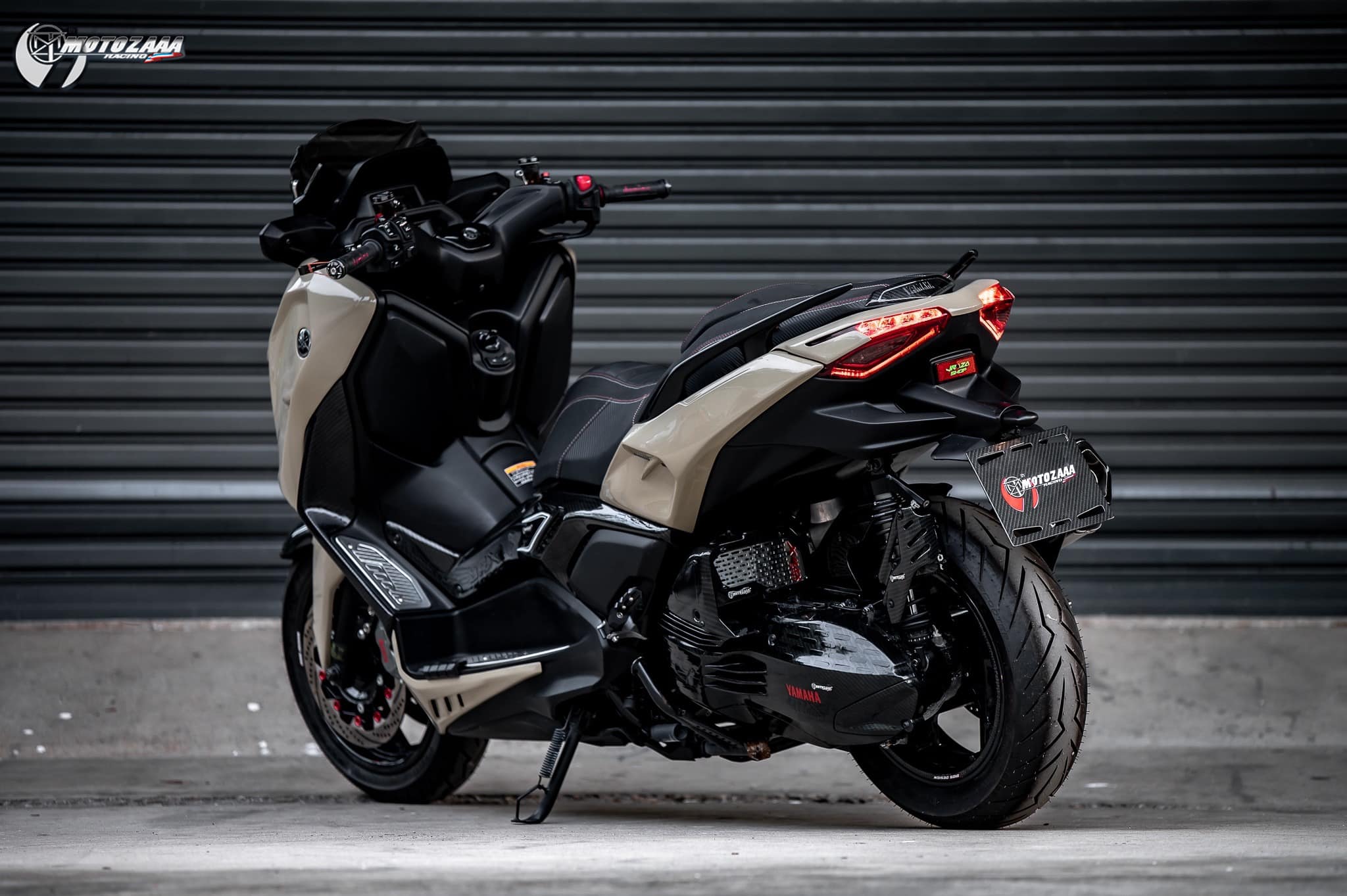 Xmax300 Body kit MotozAAA Body kit 1). ครอบหน้ากากหน้า Front fairing cover 1500฿ 2). ครอบกาบอกซ้าย-ขวา Big side fairing cover 2790฿ 3). ครอบบังโคลนหน้า Front fender cover แบบ3ชิ้น (ชุดเต็ม ) 2100 แบบ2ชิ้น (ข้าง R/L ) 1490฿ ( ลายเคฟล่า +250฿ ) 4). ครอบปีกข