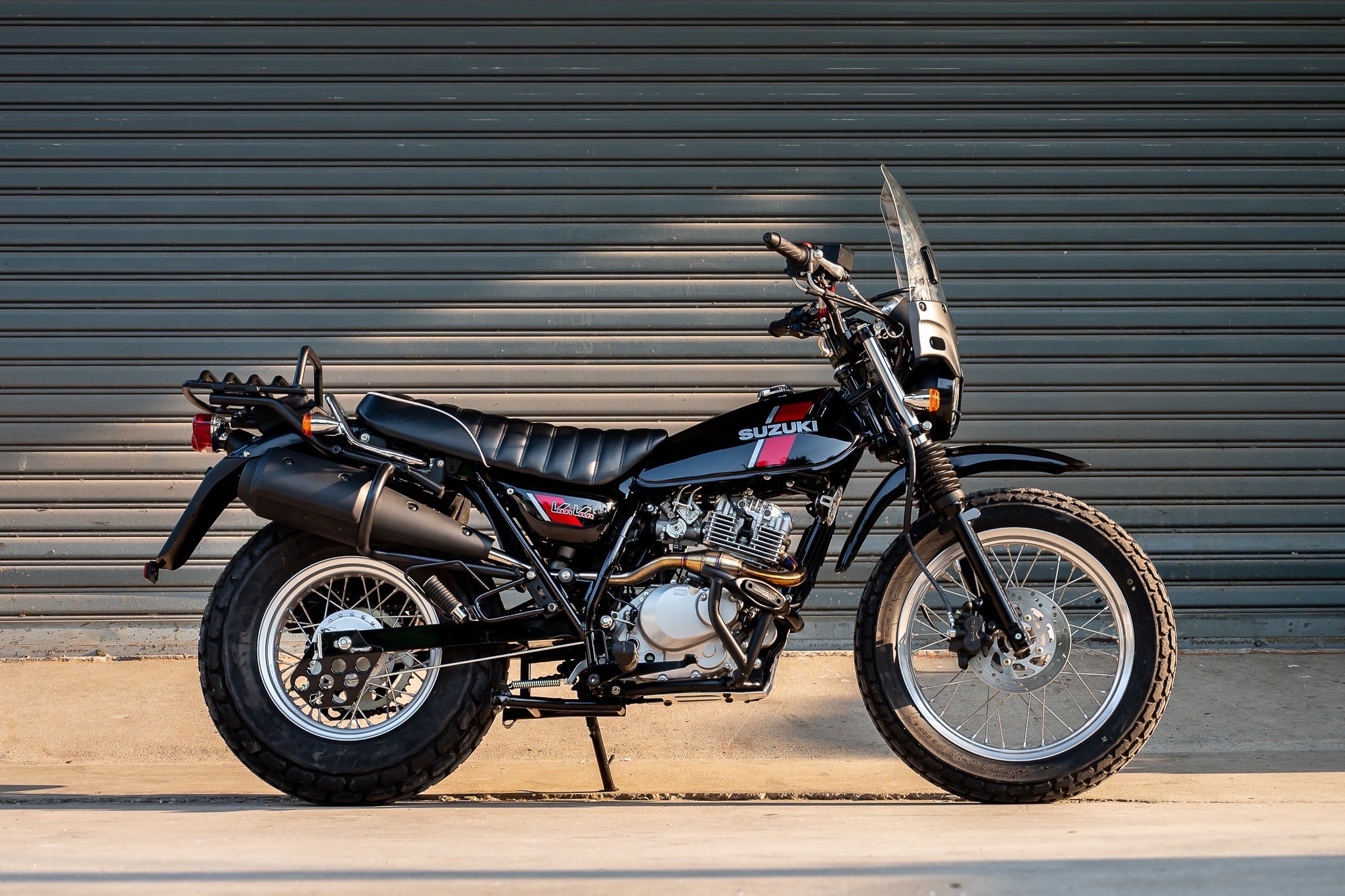 ของแต่ง Suzuki VanVan 200 MOTOZAAA VanVan200 / 125 1.ชิวหน้า V.1 2200฿ 2.ชิวหน้า V.2 2700฿ มีหน้ากาก 3.ชุดบังโคลนหน้า 2900฿ 4.แคชบาร์ 3990฿ ( มาพร้อมกันแคร้ง การ์ใต้ท้องเครื่อง ) 5. แร็คท้าย 3500฿ 6.แร็คกระเป๋าตัวใหญ่ 2100 ฿ 7.กระเป๋าข้างกันน้ำ 2690฿ 8.กั