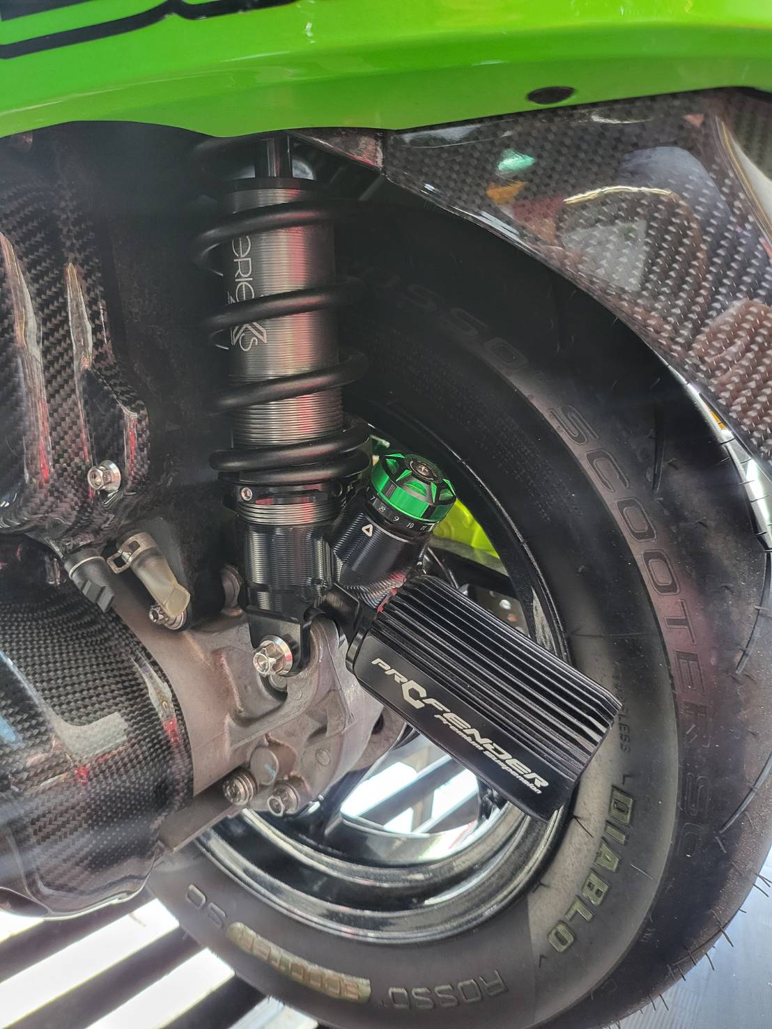 โช๊คหลัง profender X Series Honda Giorno 125 มีสีดำ และสีแดง ราคา 7,140 สินค้ารับประกัน 2 ปี