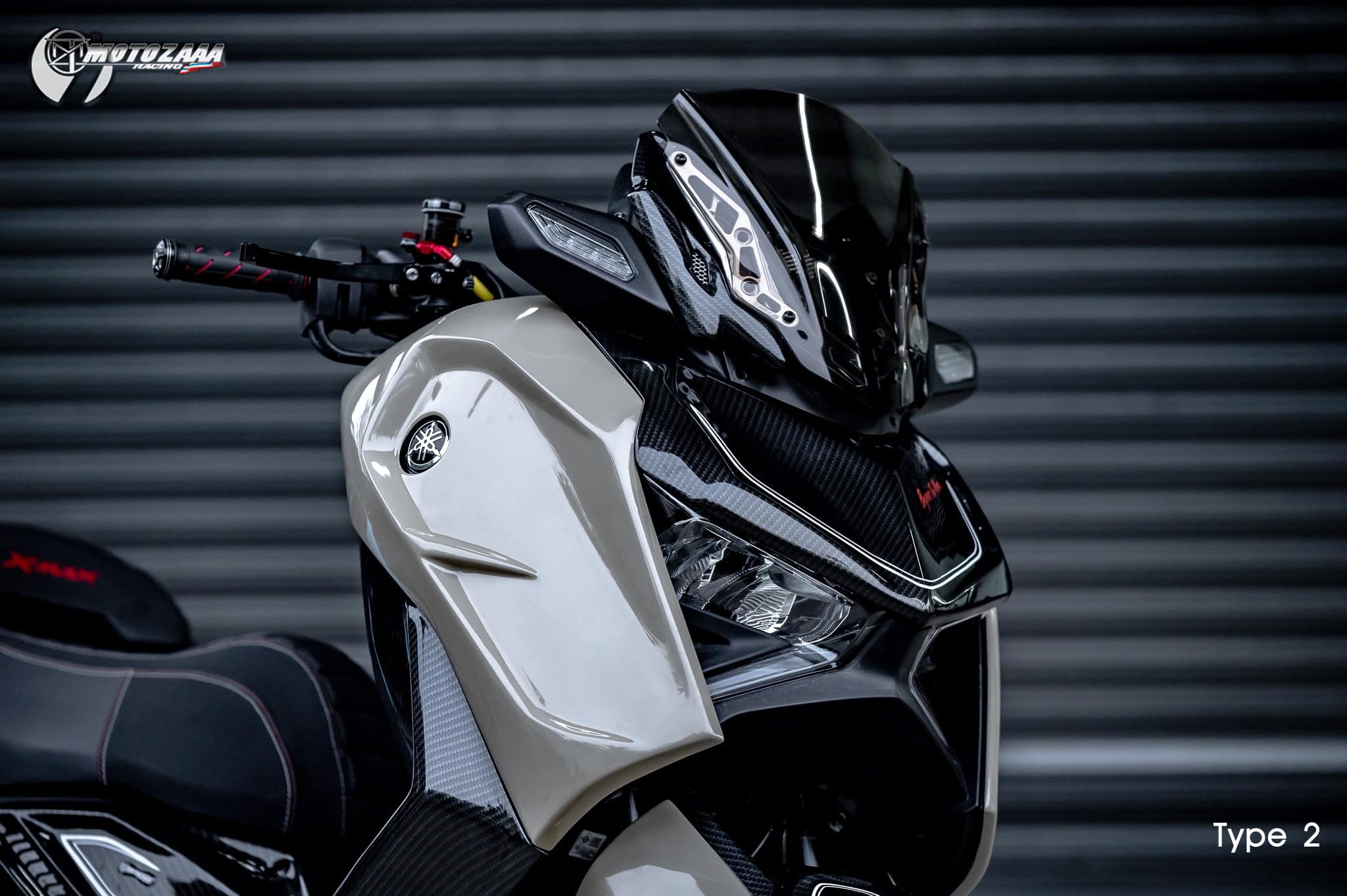 Xmax300 Body kit MotozAAA Body kit 1). ครอบหน้ากากหน้า Front fairing cover 1500฿ 2). ครอบกาบอกซ้าย-ขวา Big side fairing cover 2790฿ 3). ครอบบังโคลนหน้า Front fender cover แบบ3ชิ้น (ชุดเต็ม ) 2100 แบบ2ชิ้น (ข้าง R/L ) 1490฿ ( ลายเคฟล่า +250฿ ) 4). ครอบปีกข