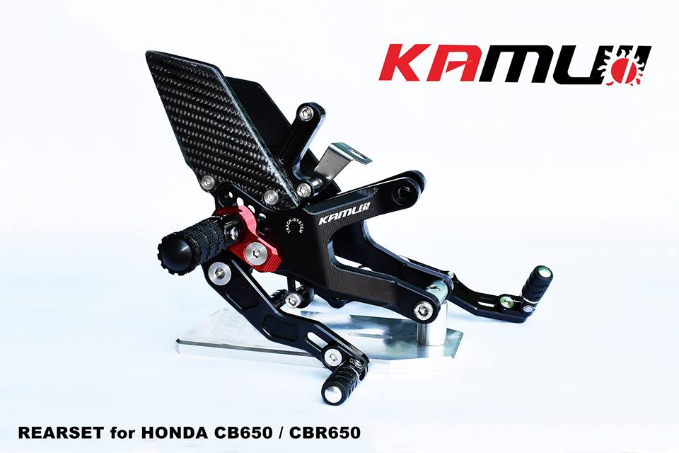 ชุดเกียร์โยง CNC พรีเมี่ยม สำหรับ Honda CB/CBR 650 ชุดเกียร์โยงจาก Kamui - ผลิตจากวัตถุดิบคุณภาพสูง - ด้วยกรรมวิธี 3D ทำให้ชิ้นงานมีความละเอียดสวยงาม - มีความสวยงาม แข็งแรง ทนทาน - ใช้น็อตสแตนเลสทุกชิ้น - แป้นพักเท้าสีแดง โดดเด่น สามารถปรับตำแหน่งได้ถึง 8