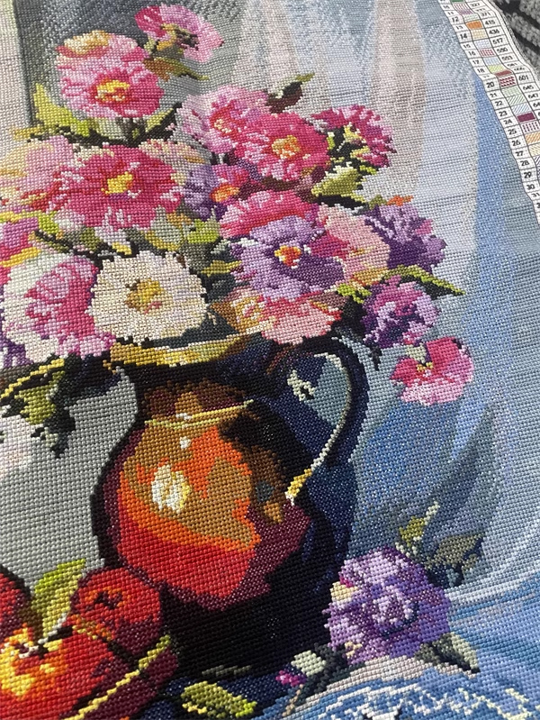 vase-1110 *สินค้าหมด* ชุดปักครอสติช ลายดอกไม้ในแจกันริมหน้าต่าง (ปักเต็มผืนผ้า ไม่มีเดินเส้น ปักครั้งละ 3 เส้นเล็ก) ขนาด 100*75 ซม.ผ้าครอสติช 11CTพิมพ์ลายปักบนผ้า ไหมคอตตอน 68 สี ผังลาย เข็ม