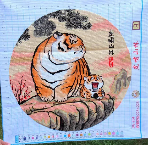 tiger-1033 *สินค้าหมด* ชุดปักครอสติช ลายเสืออ้วนแม่ลูก (ปักเต็มผืนผ้า ผ้า11CTพิมพ์ลาย มีประกาย ปักครั้งละ 3 เส้นเล็ก) ขนาด 50*50 ซม.ผ้าครอสติช 11CTพิมพ์ลายปักบนผ้า ไหมคอตตอน 22 สี ผังลาย เข็ม