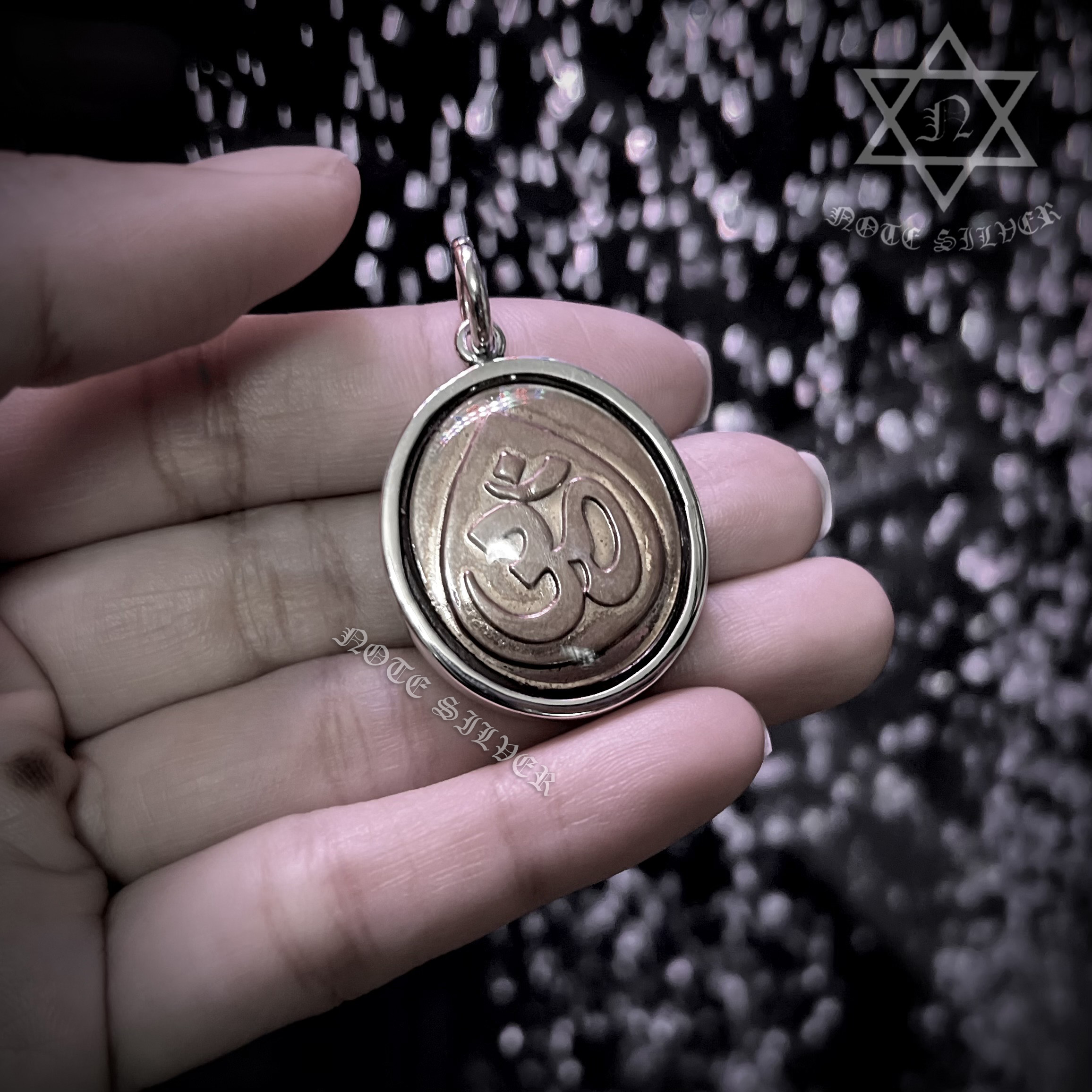 เหรียญพระพิฆเนศ เลี่ยมพระกรอบเงินแท้ จับขอบเรียบแบบเป็นสันเหลี่ยม Sterling Silver 925 NSSV3338