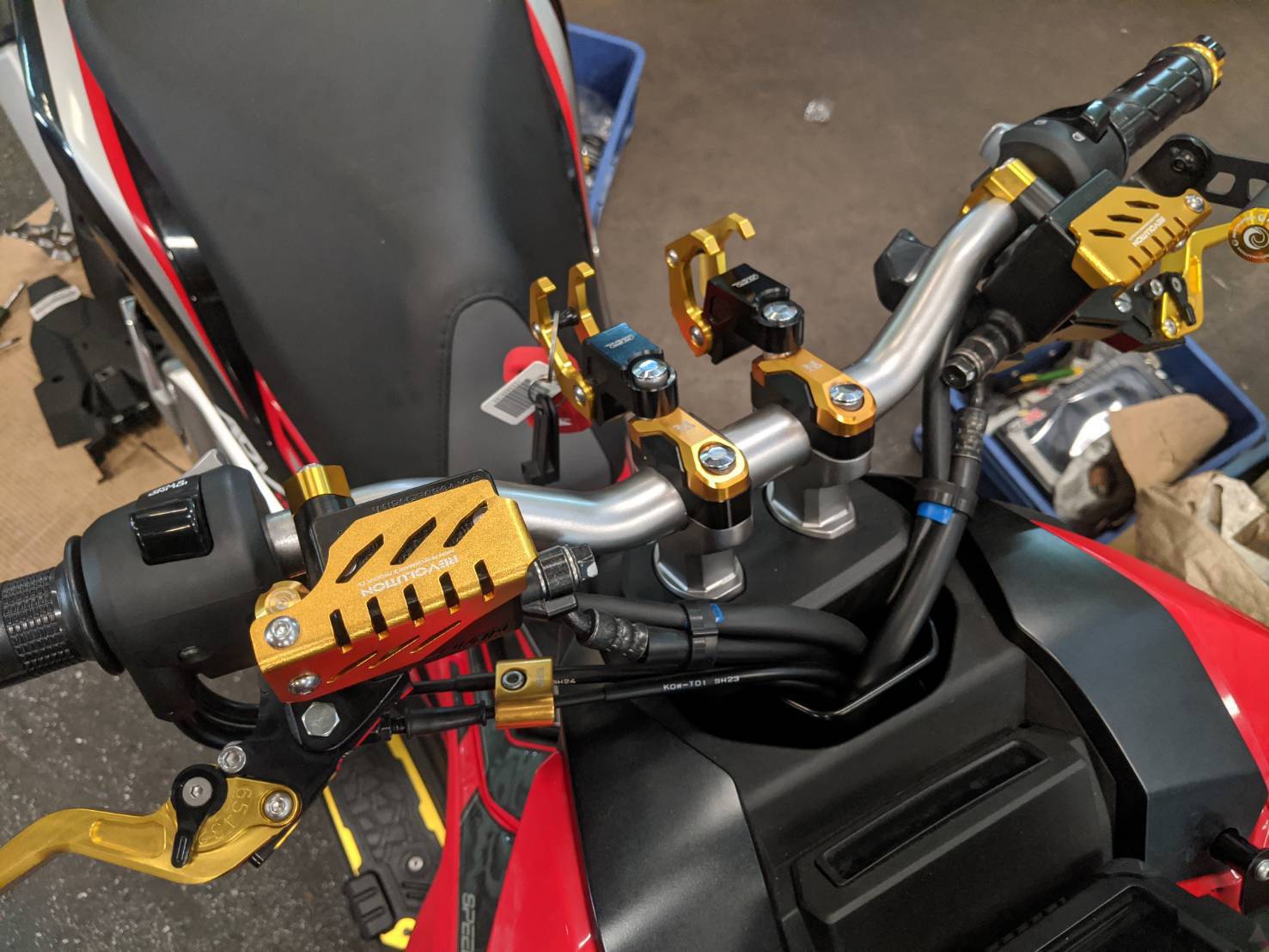 การ์ดปั้มบน L-R REVOLUTION ADV150 คู่ละ750