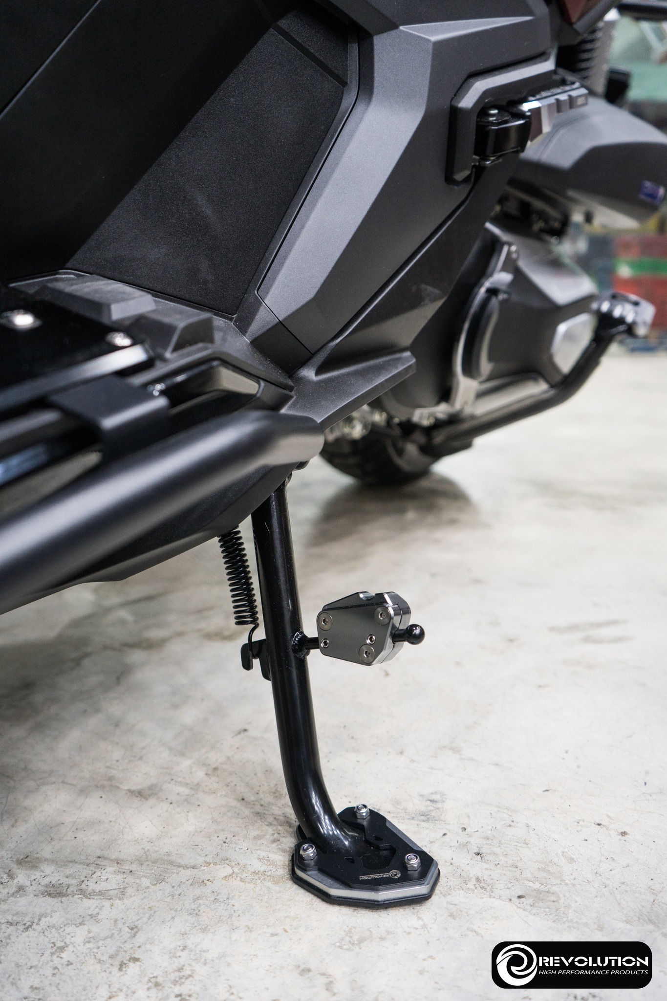แผ่นรองขาตั้งข้าง (สแตนเลดำ+มีเนียม) 2D REVOLUTION ADV-350/FORZA-300,350NEW Side Stand Base (Black Stainless+Aluminium) 2D REVOLUTION ADV-350/FORZA-300,350NEW
