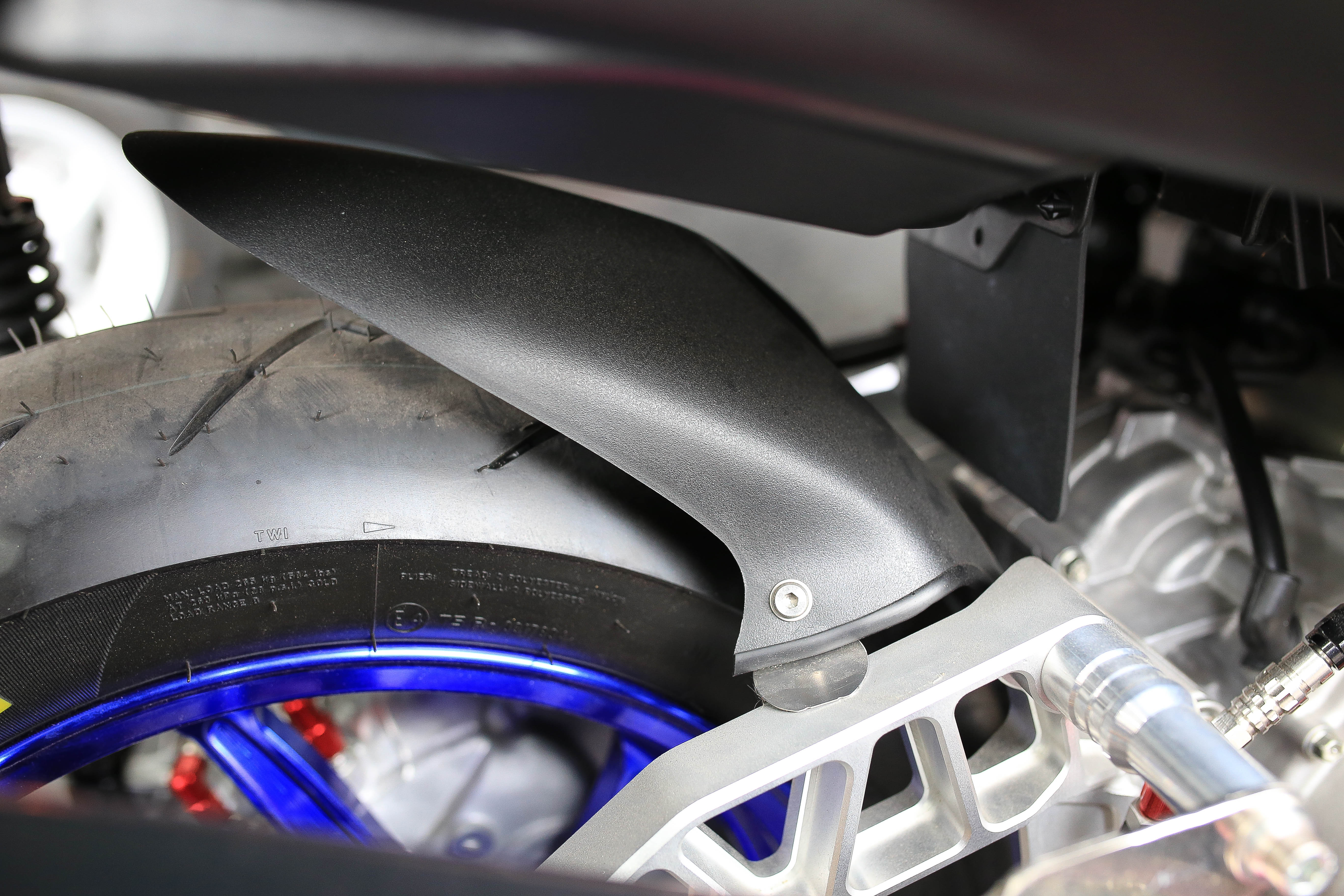 บังโคลนหลังตัวใน JR CARBON X-MAX300 -ดำด้าน ราคา1490 -เครฟล่า ราคา3500