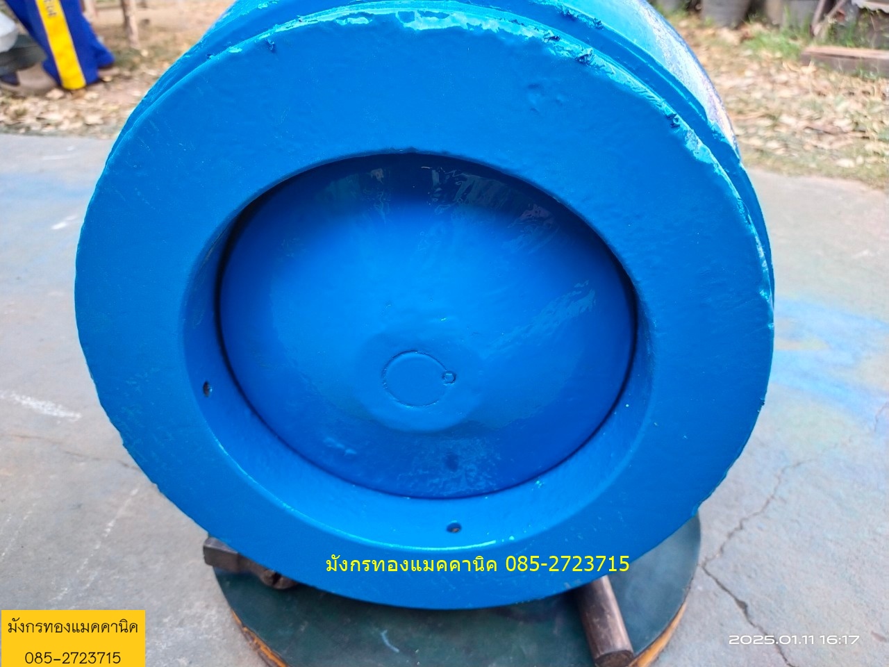 เช็ควาล์วหน้าแปลนแบบแนวตั้ง ขนาด 8 นิ้ว เป็นวาล์วชนิดปิดกั้นให้น้ำไหลไปในทิศทางเดียว ติดตั้งได้เฉพาะแนวตั้งเท่านั้น (ทางน้ำออก) การทำงานของวาล์วประเภทนี้ จะเป็นไปโดยอัตโนมัติ โดยที่น้ำจะไหลผ่านวาล์ว และลิ้นของวาล์วจะปิดกั้นทันทีที่น้ำหยุดเพื่อป้องกันความเ