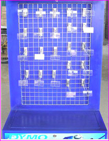 ตู้โชว์สินค้าแบบมีล้อเลื่อน เป็นงานไม้ทำสี พร้อมงานพิมพ์อิงค์เจทและอุปกรณ์แขวนสินค้า