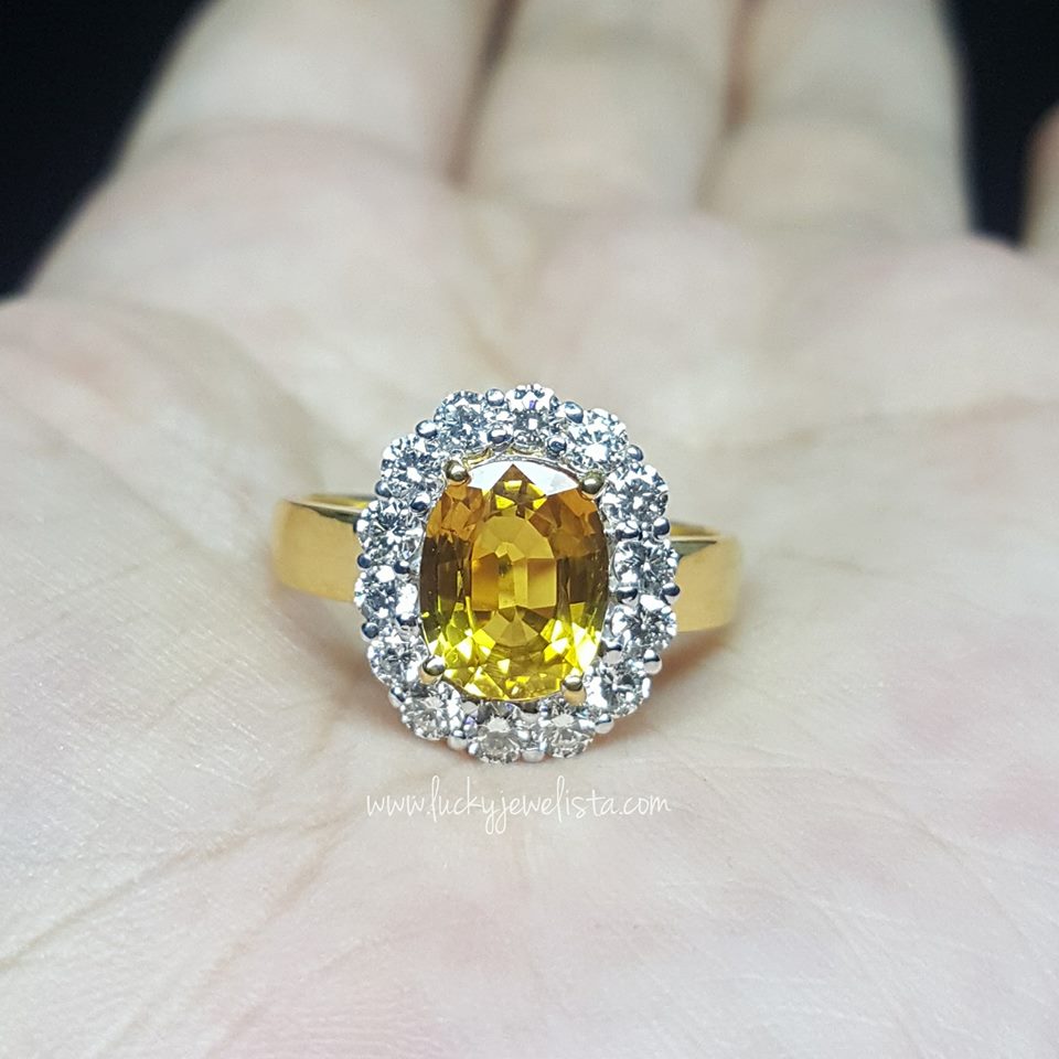 แหวนพลอยบุษราคัม บางกะจะ ล้อมเพชร Yellow sapphire