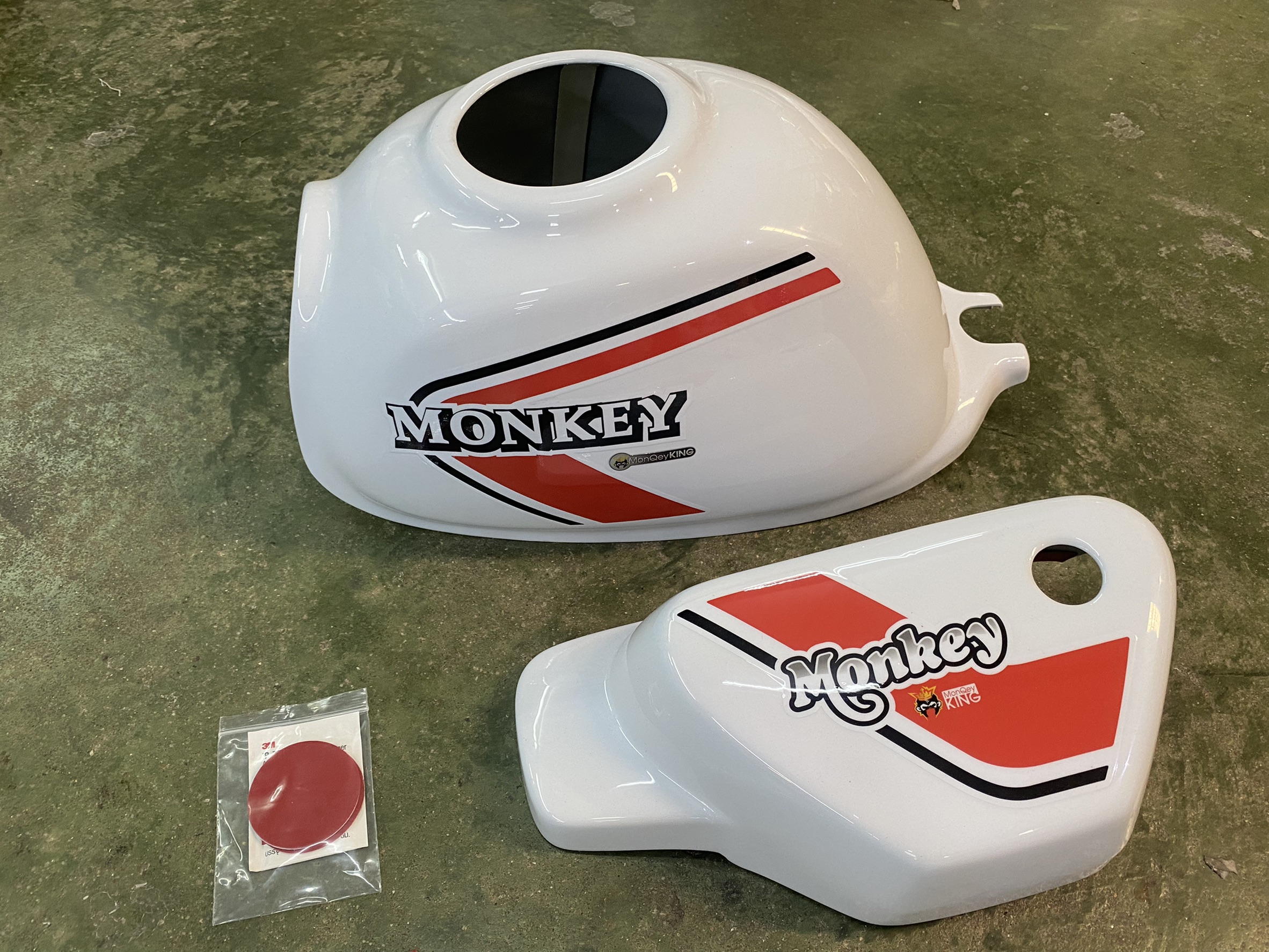 ชุดครอบถังน้ำมันพร้อมฝาครอบกระเป๋า MOTOZAAA สีขาวลายThat’s70 style