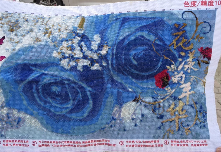 rose-1050 *พร้อมส่ง* ชุดปักครอสติช ลายช่อกุหลาบฟ้า (ปักเต็มผืนผ้า ไม่มีเดินเส้น ผ้าพิมพ์ลาย 11CT ปัก 3 เส้นเล็ก) ขนาด 128*45 ซม.ผ้าครอสติช 11CTพิมพ์ลายปักเต็มลายผ้า+ไหมคอตตอน 38 สี+ผังลาย+เข็ม