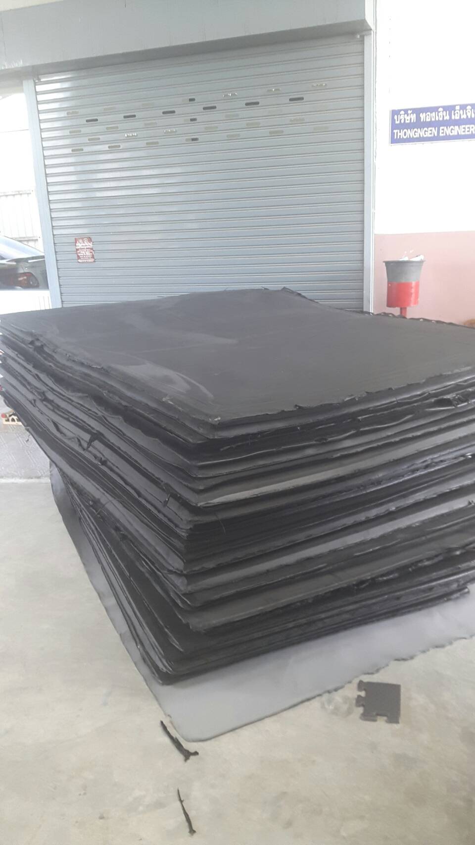 แผ่นยางสีดำ หนา 15 มิล. กว้าง 130x240 cm.