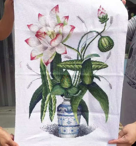 bua-1031 *พร้อมส่ง* ชุดปักครอสติช ลายแจกันดอกบัว (ผ้า11CTพิมพ์ลาย ปัก 3 เส้นเล็ก) ขนาด 55*76 ซม.ผ้าครอสติช 11CTพิมพ์ลายปักบนผ้า ไหมคอตตอน 49 สี ผังลาย เข็ม