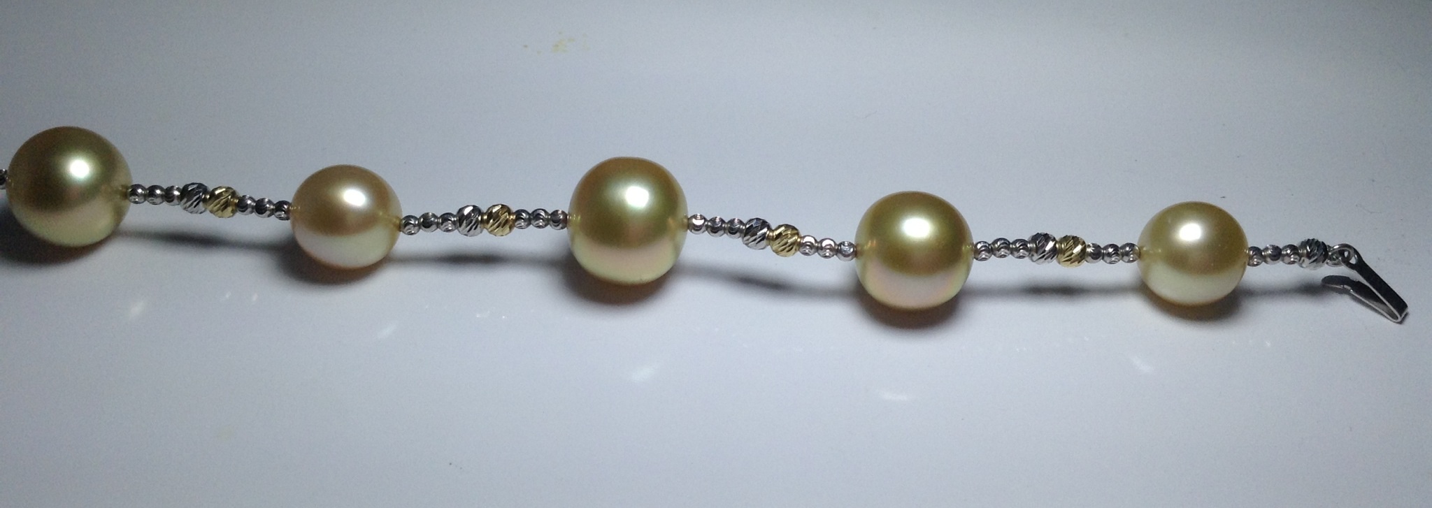 สร้อยข้อมือไข่มุก south sea 9-10 มิล และ 11-12 มิล สีทอง ร้อยสลับกับเม็ดทองขาว 18k