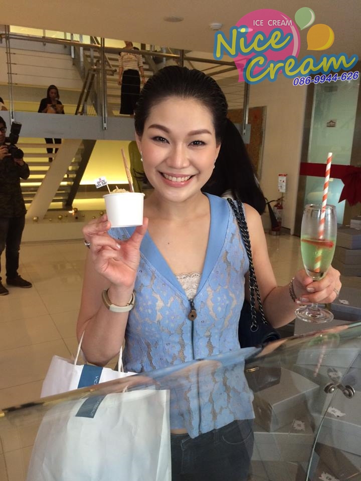 ออกงานในนามบ. CLARINS งาน OPEN BOX DAY ที่ CENTRAL WORLD