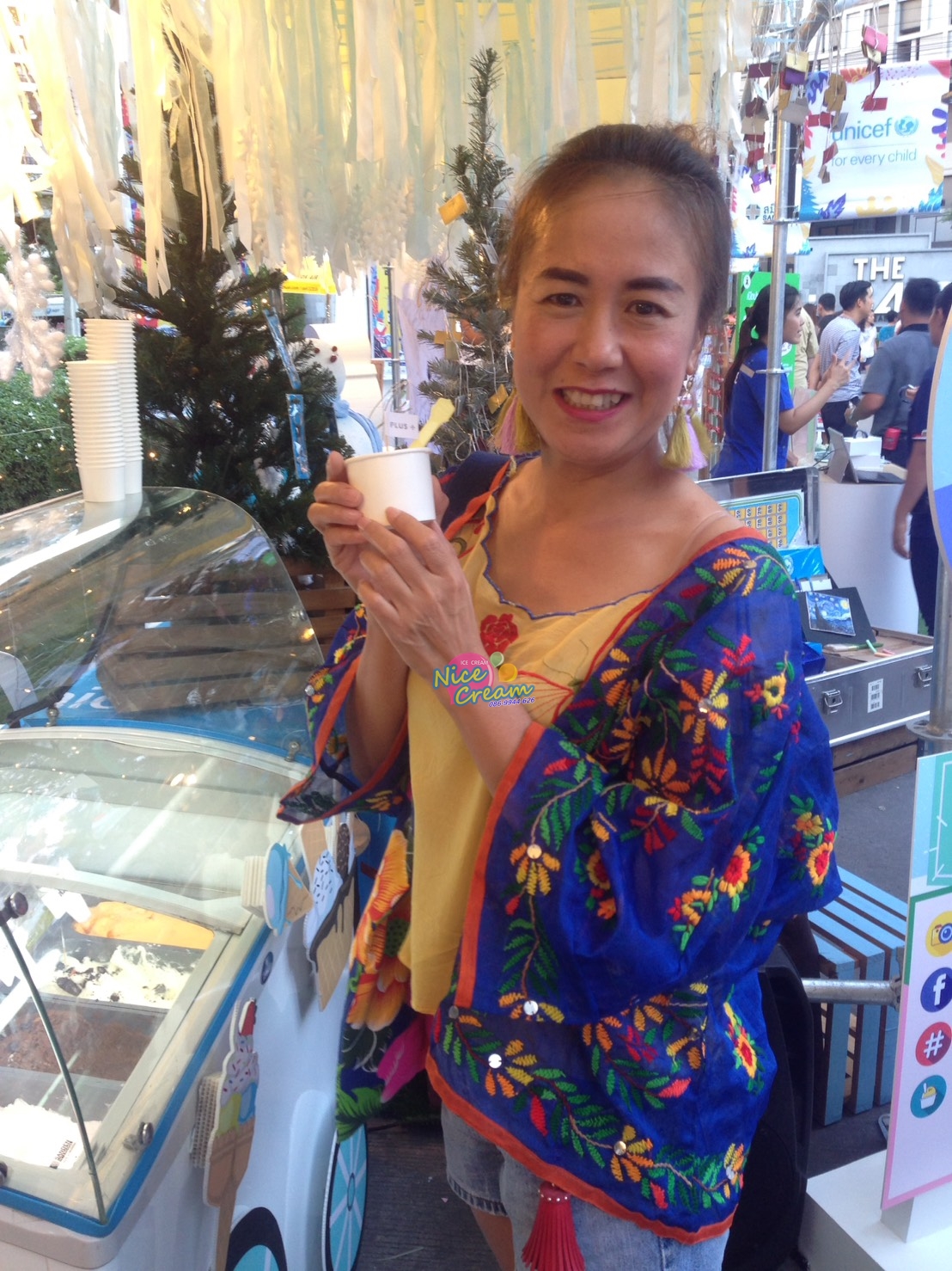 อกงานแจกไอศครีมในนาม บริษัท พลัส พร็อพเพอร์ตี้ จำกัด @ Habito mall วันที่ 16-17 ธ.ค. 2560 งาน Sansiri Market Fest