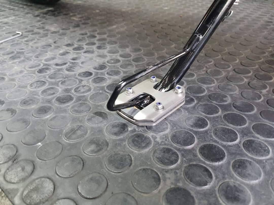 แผ่นรองขาตั้งข้าง (สแตนเลส+มีเนียม) REVOLUTION CT125