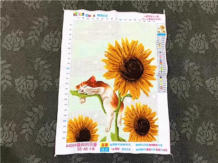 cat-1039 *สินค้าหมด* ชุดปักครอสติช ลายแมวน้อยกับทานตะวัน (ปักเต็มผืนผ้า ไม่มีเดินเส้น ปักครั้งละ 3 เส้นเล็ก) ขนาด 52*66 ซม.ผ้าครอสติช 11CTพิมพ์ลายปักบนผ้า ไหมคอตตอน 30 สี ผังลาย เข็ม