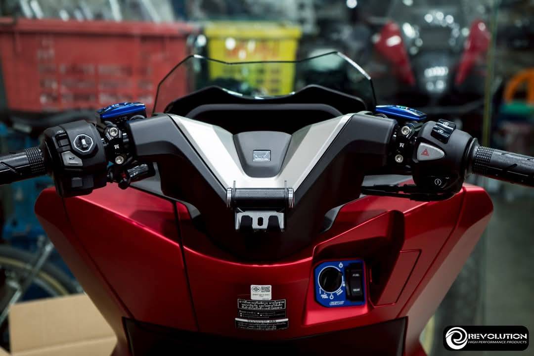 ขาจับมือถือยึดใต้ฝาครอบแฮนด์ 2D REVOLUTION PCX160 2025 พร้อมตะขอเกี่ยว ราคา790