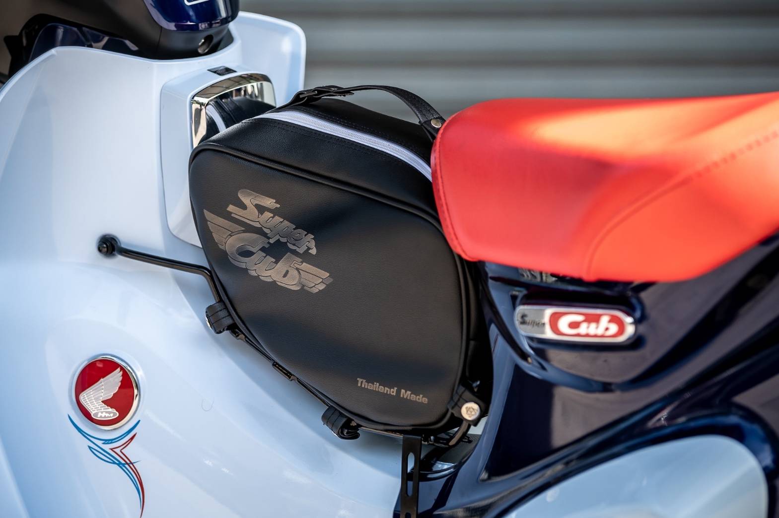 กระเป๋า C125 MotoLordD HONDA C125 ราคา 990 มีสีเทา ครีม แดง ดำ