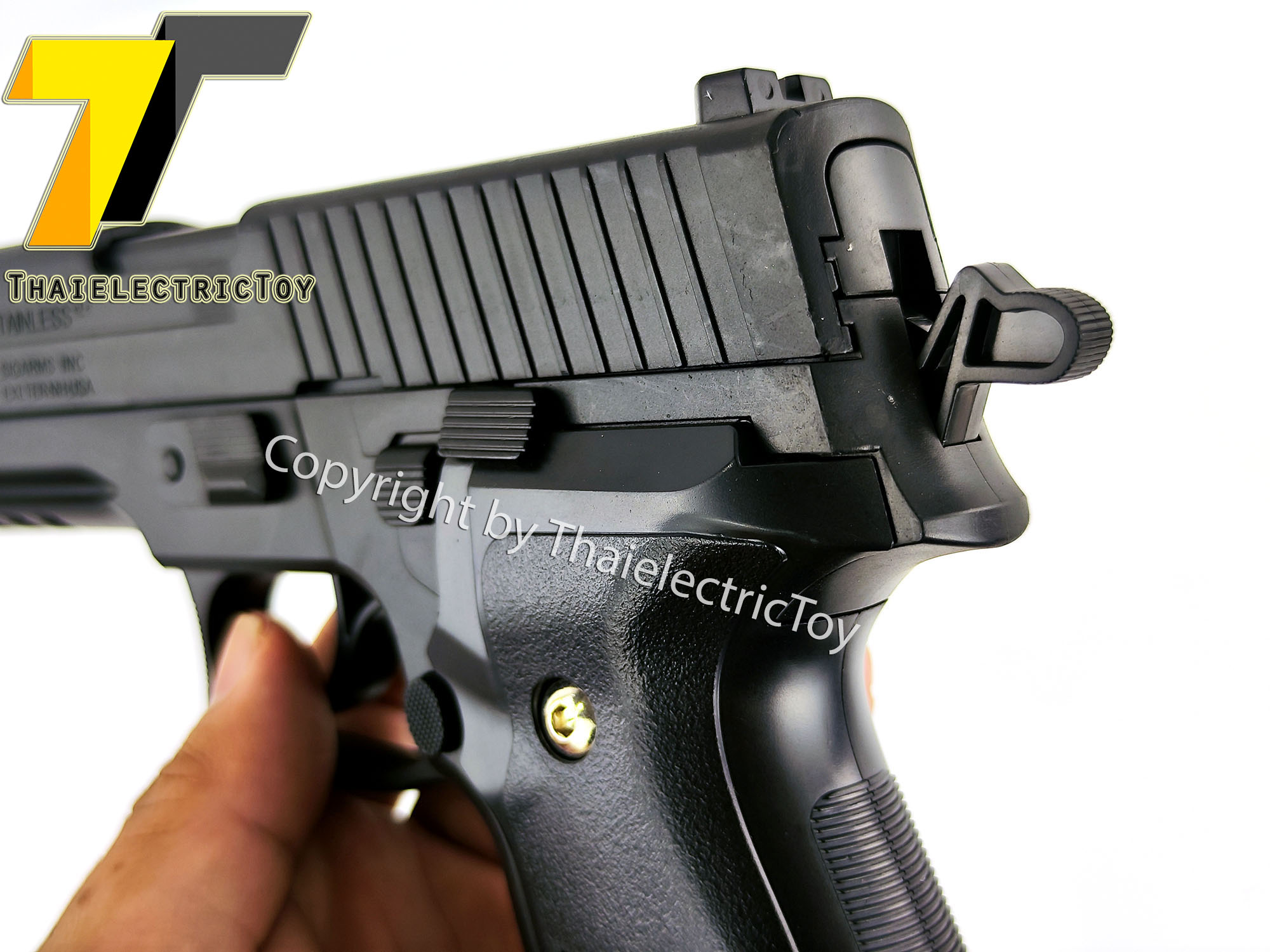 ปืนอัดลมพลาสติก Sig sauer p226 สีดำ ชักยิงทีล่ะนัด ลำกล้องยาว 8 นิ้ว หนัก 309 กรัม แขวนสไลน์ได้