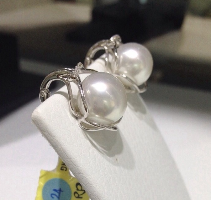 ต่างหูไข่มุก south sea 11-12 มิล ตัวเรือน 18k สีขาว เพชรแท้ น้ำ 97 เกรด AAA