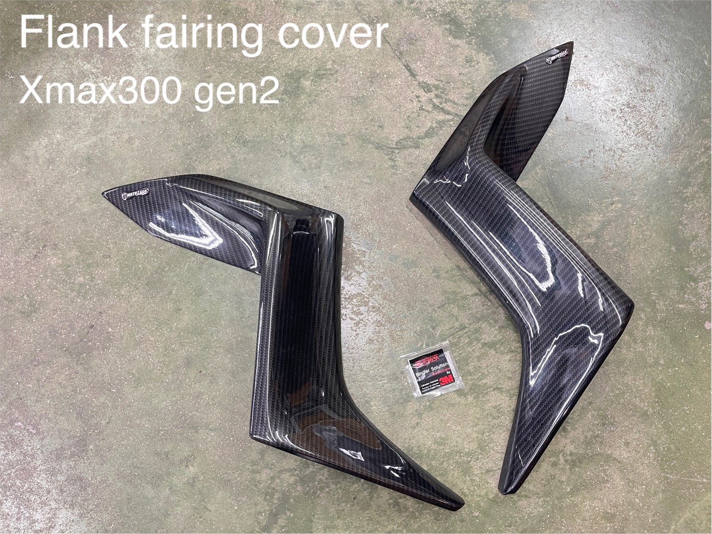 Xmax300 Body kit MotozAAA Body kit 1). ครอบหน้ากากหน้า Front fairing cover 1500฿ 2). ครอบกาบอกซ้าย-ขวา Big side fairing cover 2790฿ 3). ครอบบังโคลนหน้า Front fender cover แบบ3ชิ้น (ชุดเต็ม ) 2100 แบบ2ชิ้น (ข้าง R/L ) 1490฿ ( ลายเคฟล่า +250฿ ) 4). ครอบปีกข
