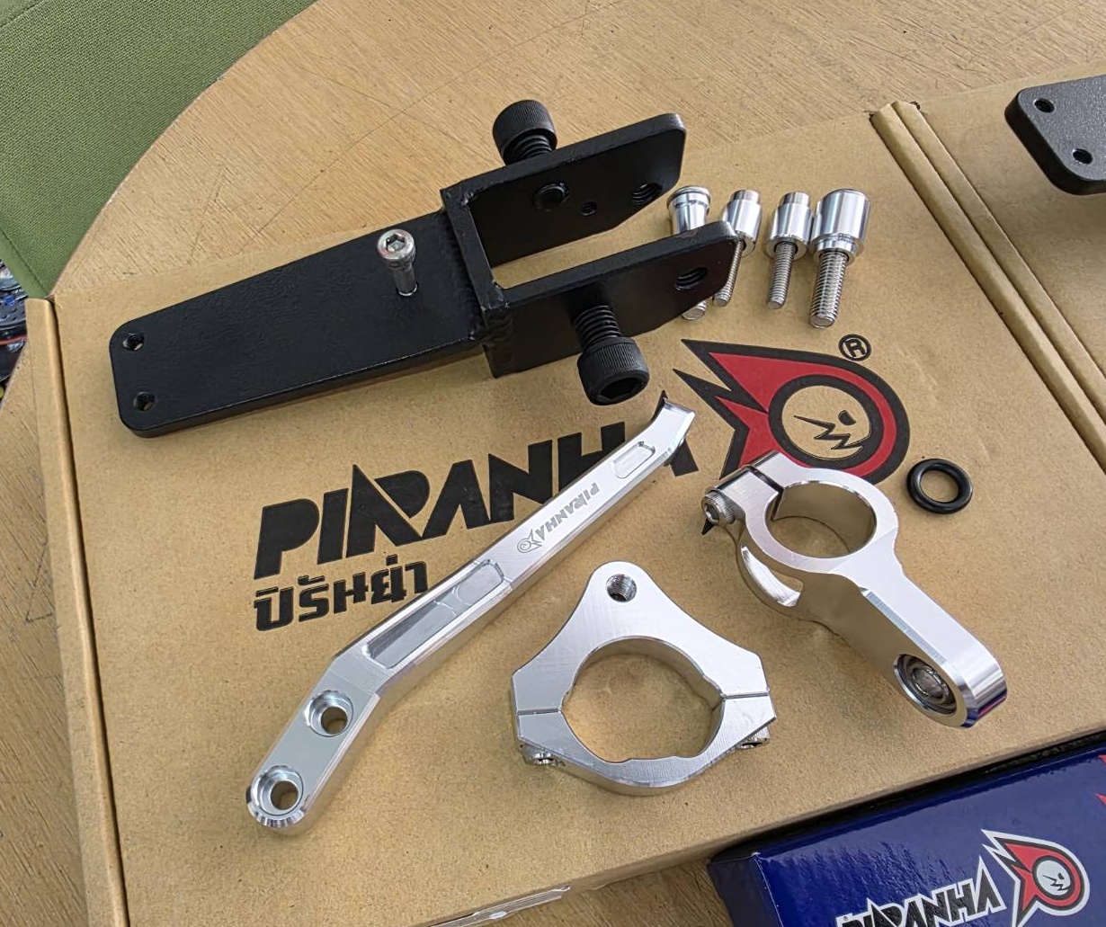 ขายึดกันสะบัด CNC GIORNO+ PIRANHA (สำหรับโช๊คกันสะบัดรูปทรง Hyper Pro เท่านั้น) มีสีดำ สีเงิน ราคา2180 ไม่รวมกันสะบัด